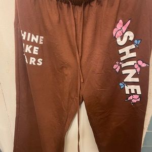 I’m selling the sweatpants the colors are brown and white